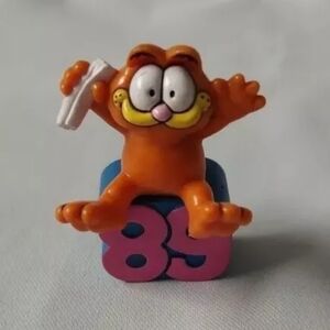 Garfield Figurine Graduate-Sitting on '89- Holding Diploma-2.25 Tall, Vintage